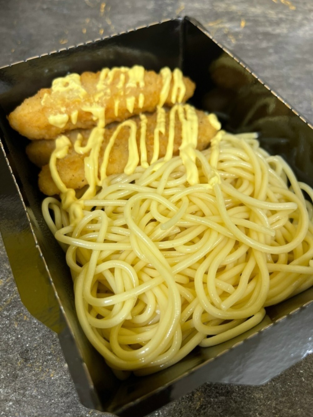 Куриные стрипсы со спагетти под сырным соусом