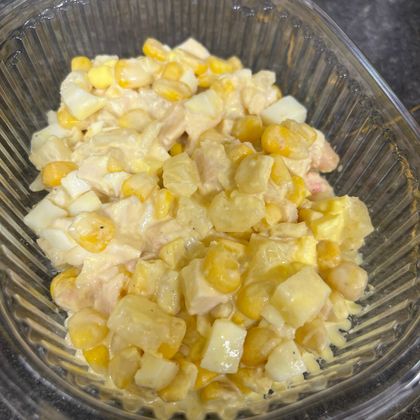 Салат с курицей и ананасом