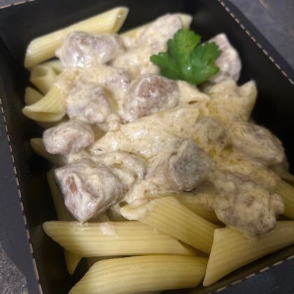 Свинина в сливочно-чесночном соусе с макаронами