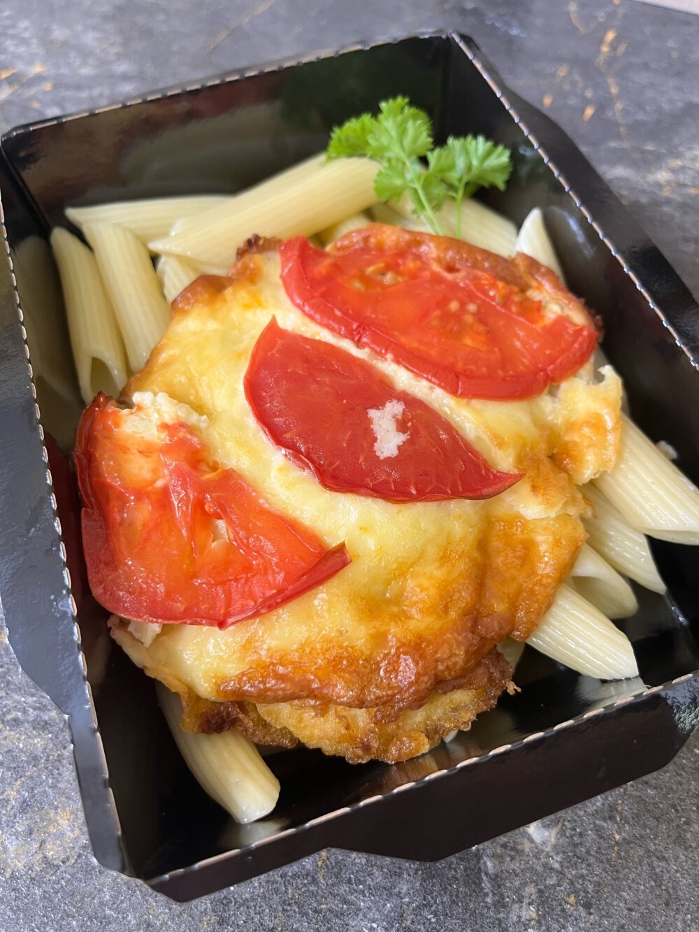 Бризоль куриная под сырной шапкой с помидоркой и макаронами