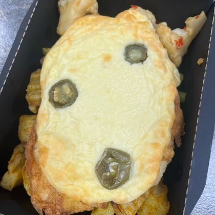 Куриный бризоль под сырной шапочкой с  халапеньо с печеным картофелем и овощами