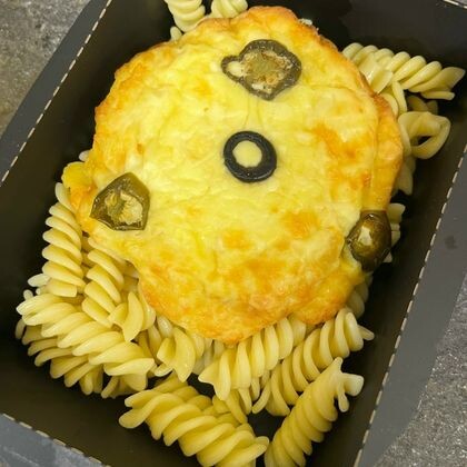 Куриная котлета под двойным сыром с халапеньо с макаронами