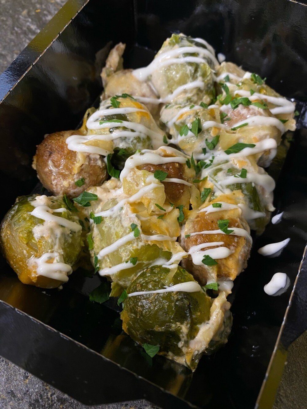Брюссельская капуста с куриными фрикадельками и чесночным соусом
