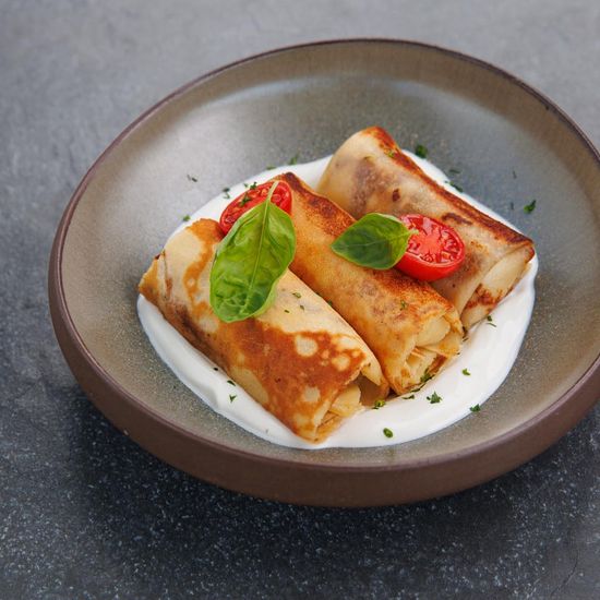 Блинчики с мраморной говядиной и сметаной