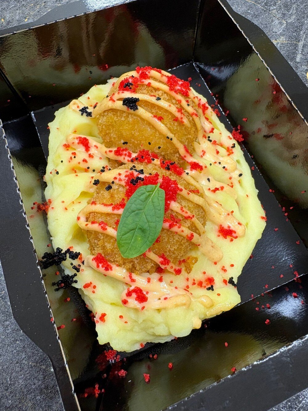 Крокеты из трески и снежного краба с соусом спайси и пюре