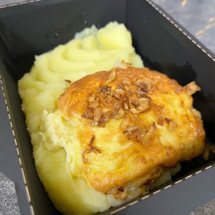 Треска под сырной шапочкой с луком фри с пюре