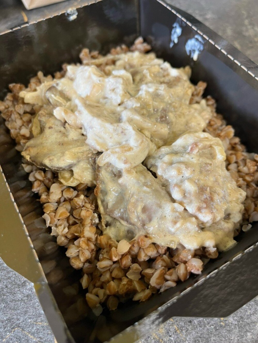 Куриная печень в сливочном соусе с гречей