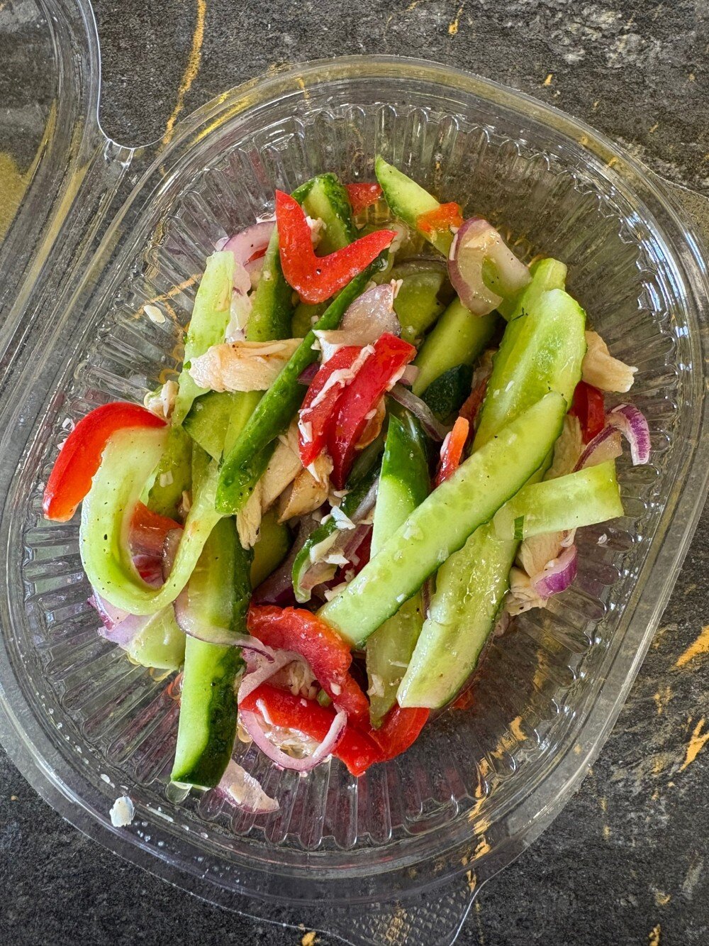 Салат с курицей и овощами