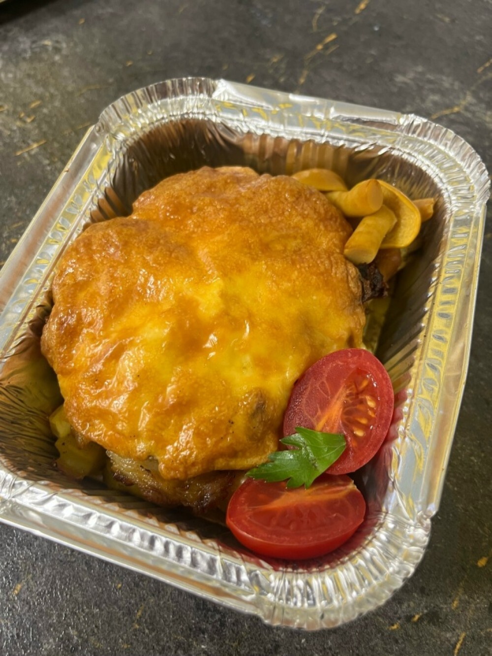 Мясо по-французски с печеным картофелем и лесными опятами под сырной шапочкой