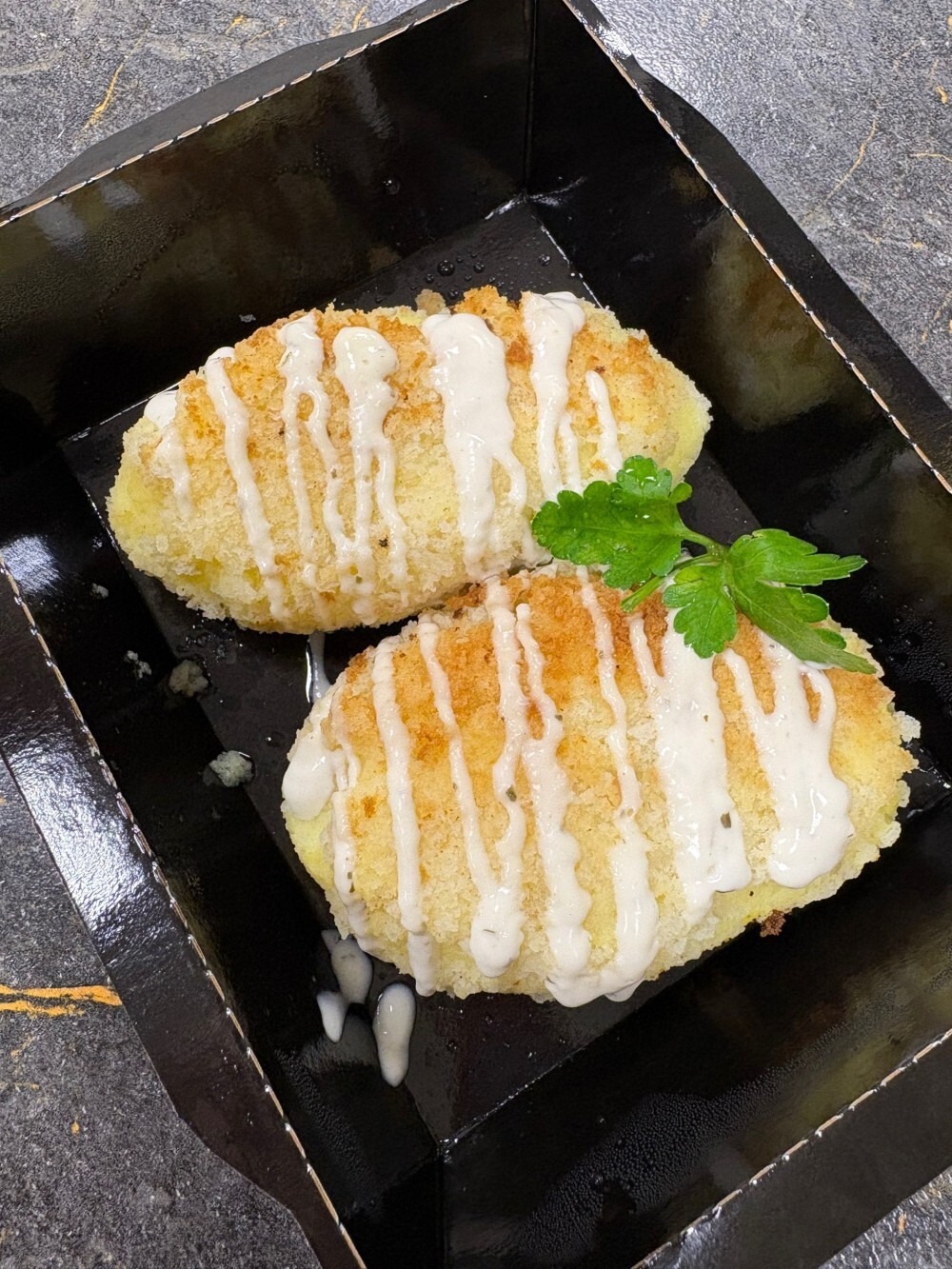 Зразы картофельные с мясом и чесночным соусом