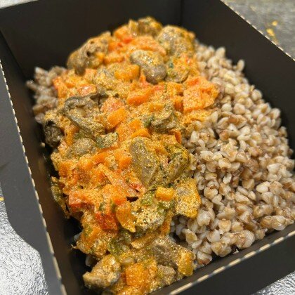 Куриные сердечки в сметанно-томатном соусе с гречей