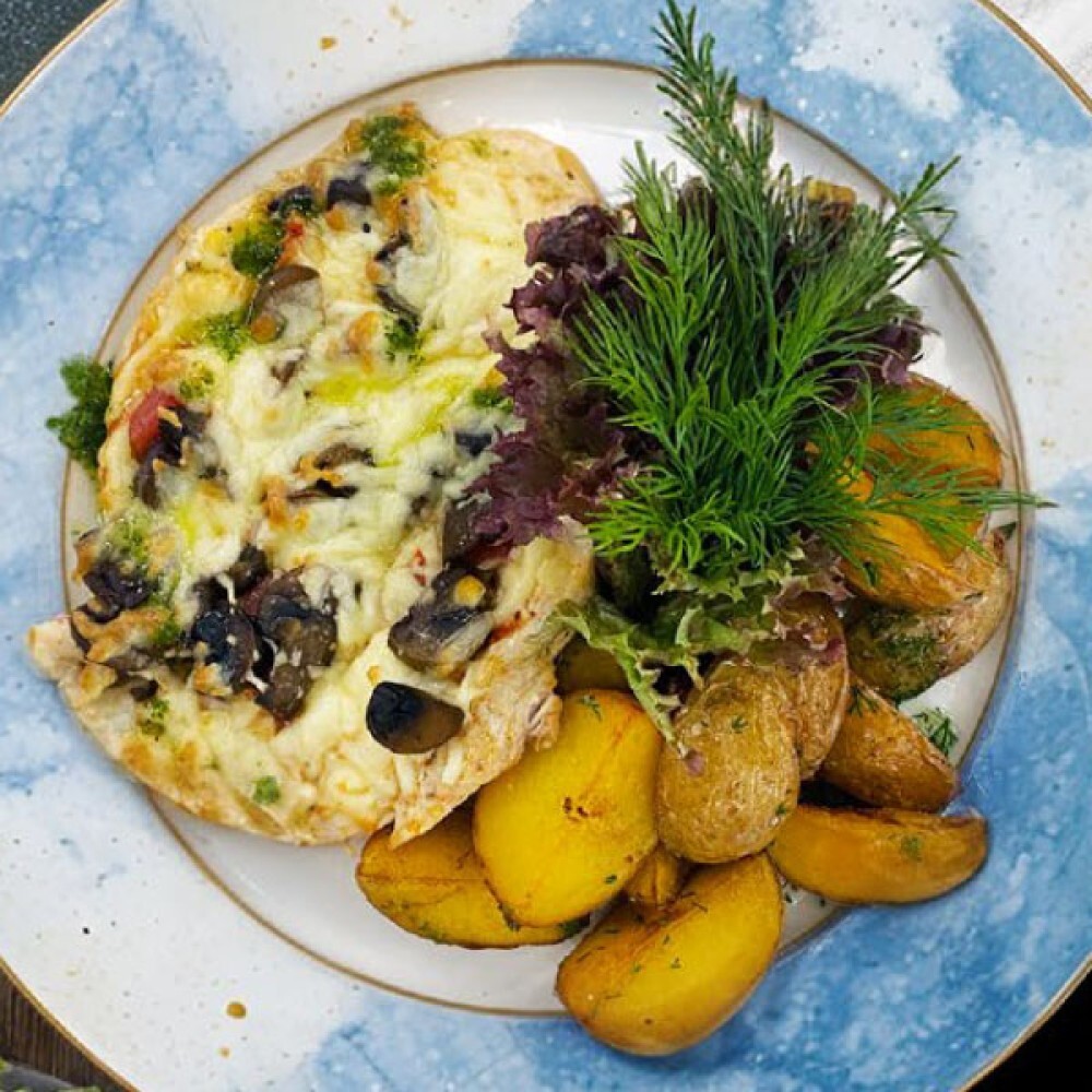 Филе куриного бедра запеченное под сыром с овощами