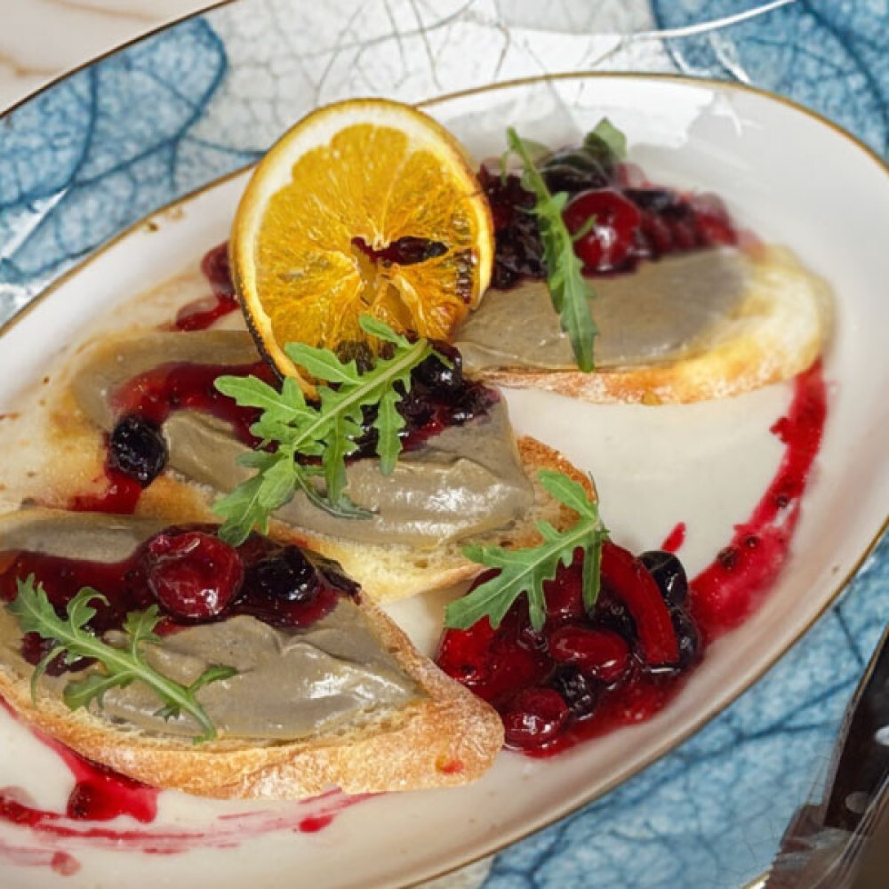 Паштет из куриной печени с бруснично-апельсиновым соусом