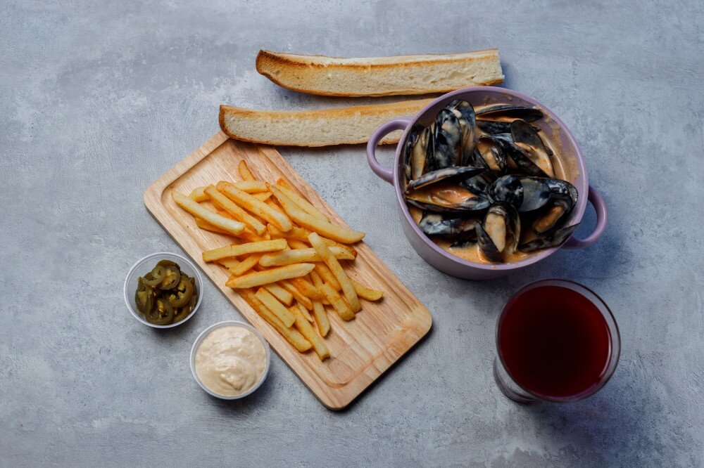 Мидии в соусе том ям,картофель фри,  морс, лесные ягоды.