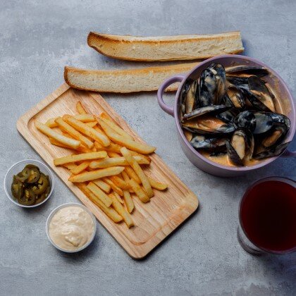 Мидии в соусе том ям,картофель фри,  морс, лесные ягоды.