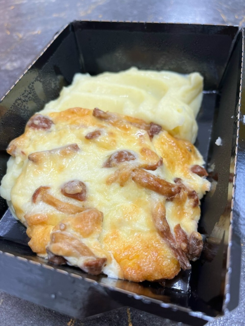 Запеченное куриное филе с опятами под сырной шапкой с пюре