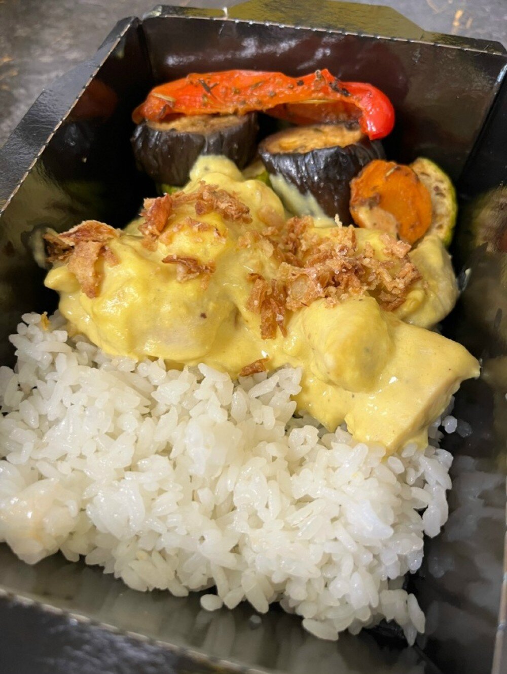 Курица карри с рисом и печеными овощами
