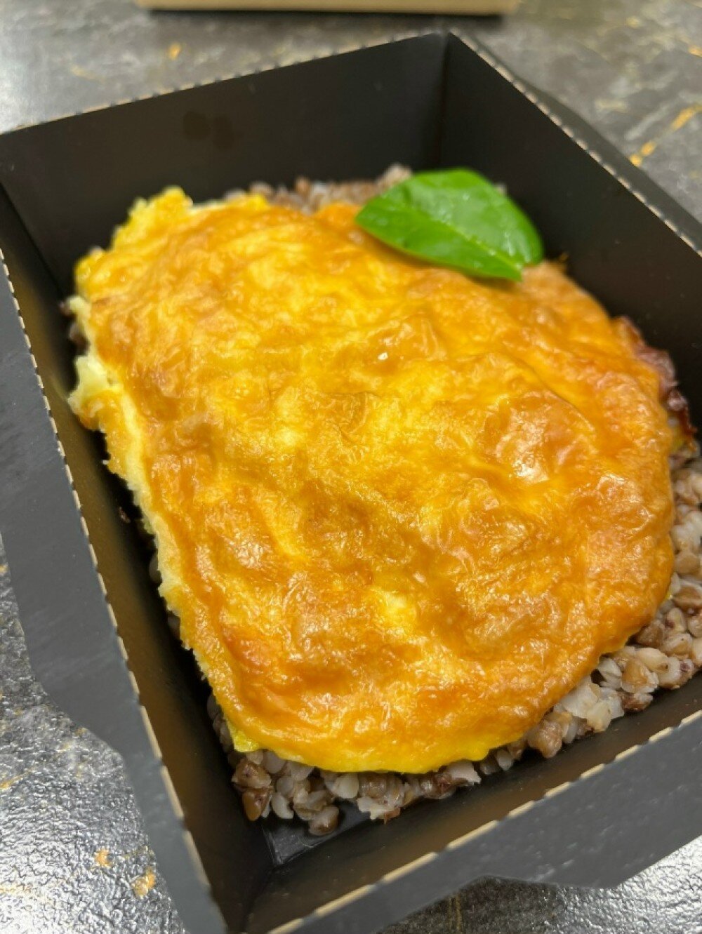 Куриное филе с ветчиной под сырной шапочкой с гречей