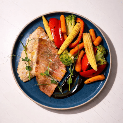 Морской окунь с овощам гриль