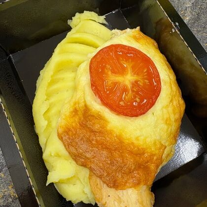 Филе куриное под сырной шапочкой с пюре