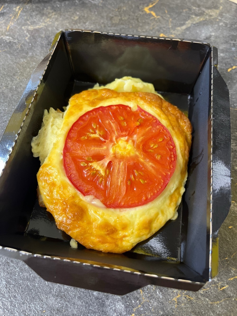 Куриное филе под сырной шапкой с пюре