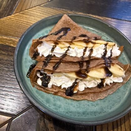 Шоколадные блины с воздушным кремом и бананом