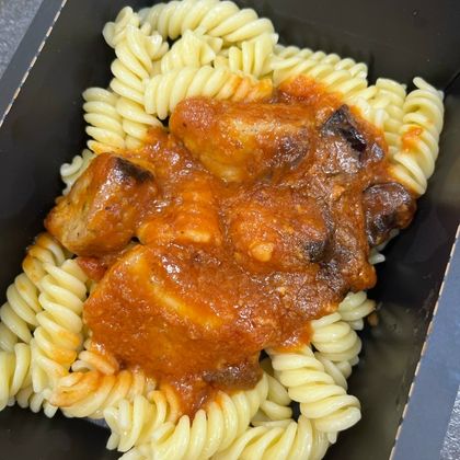 Томленная свинина с черносливом с макаронами