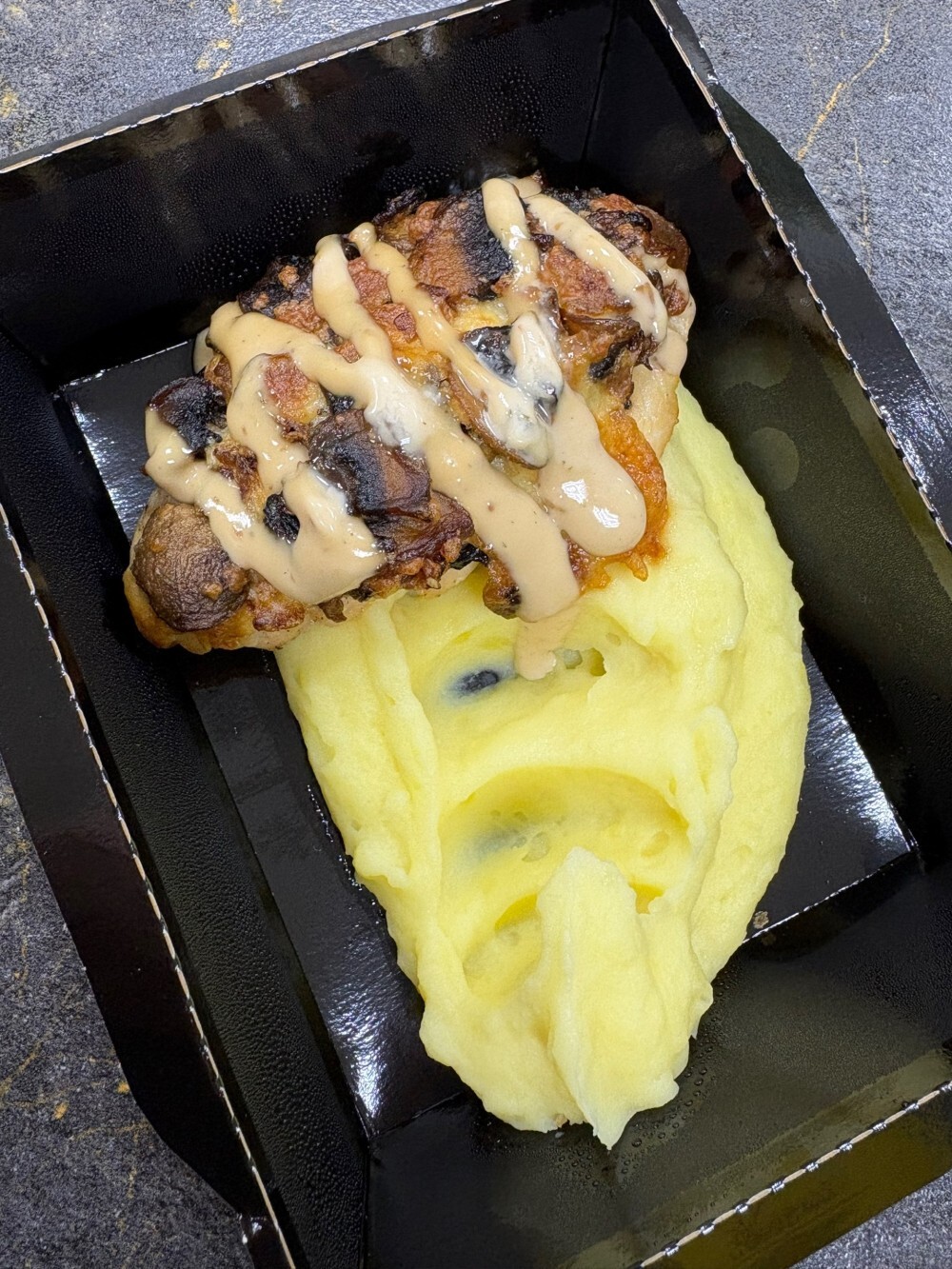 Котлета куриная под грибной шапкой с пюре