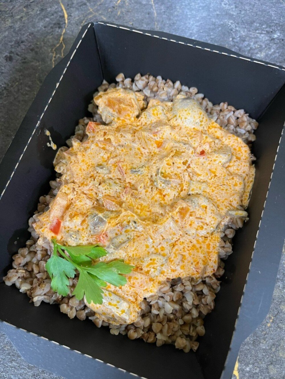 Сердечки в сметанно-томатном соусе с гречей