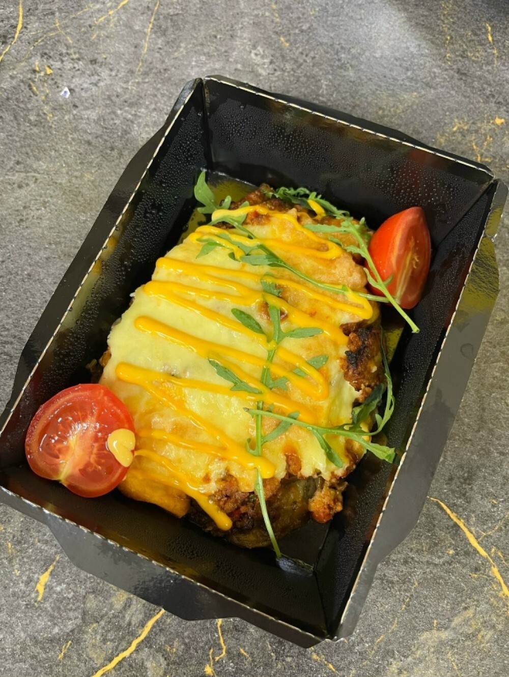 Запеченный баклажан с мясной начинкой под сырной шапочкой