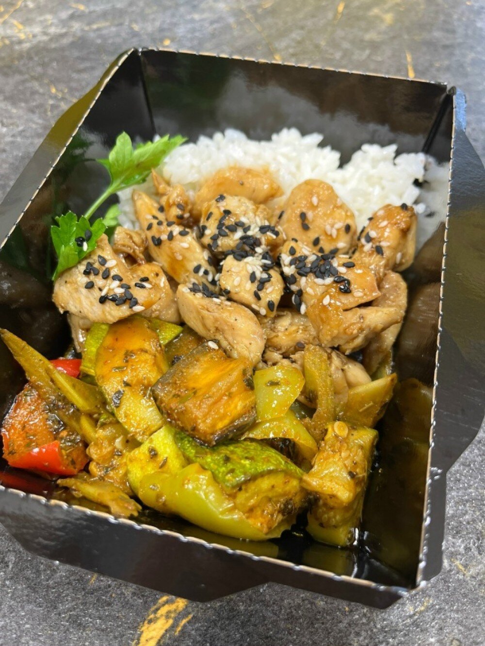 Куриная грудка в соусе терияки  с рисом и запеченными овощами