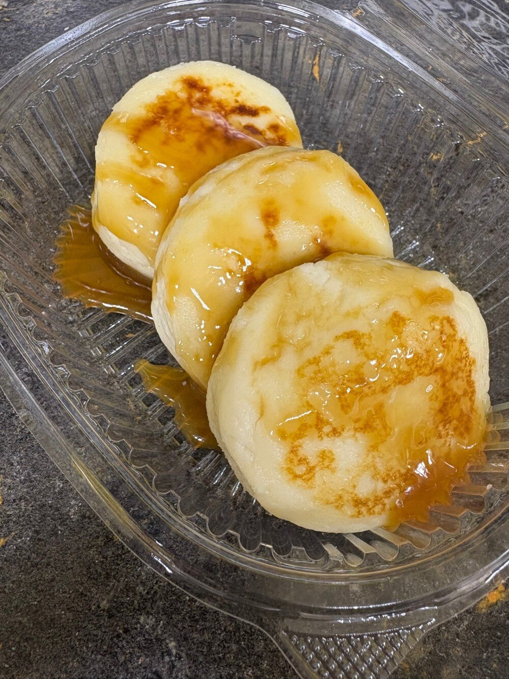 Сырники с карамельным топпингом