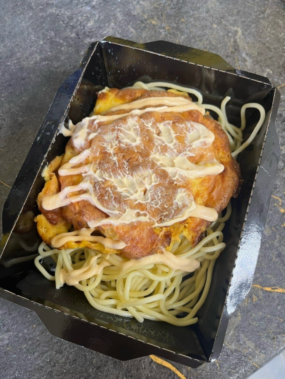 Котлета бургер чикен чиз со спагетти