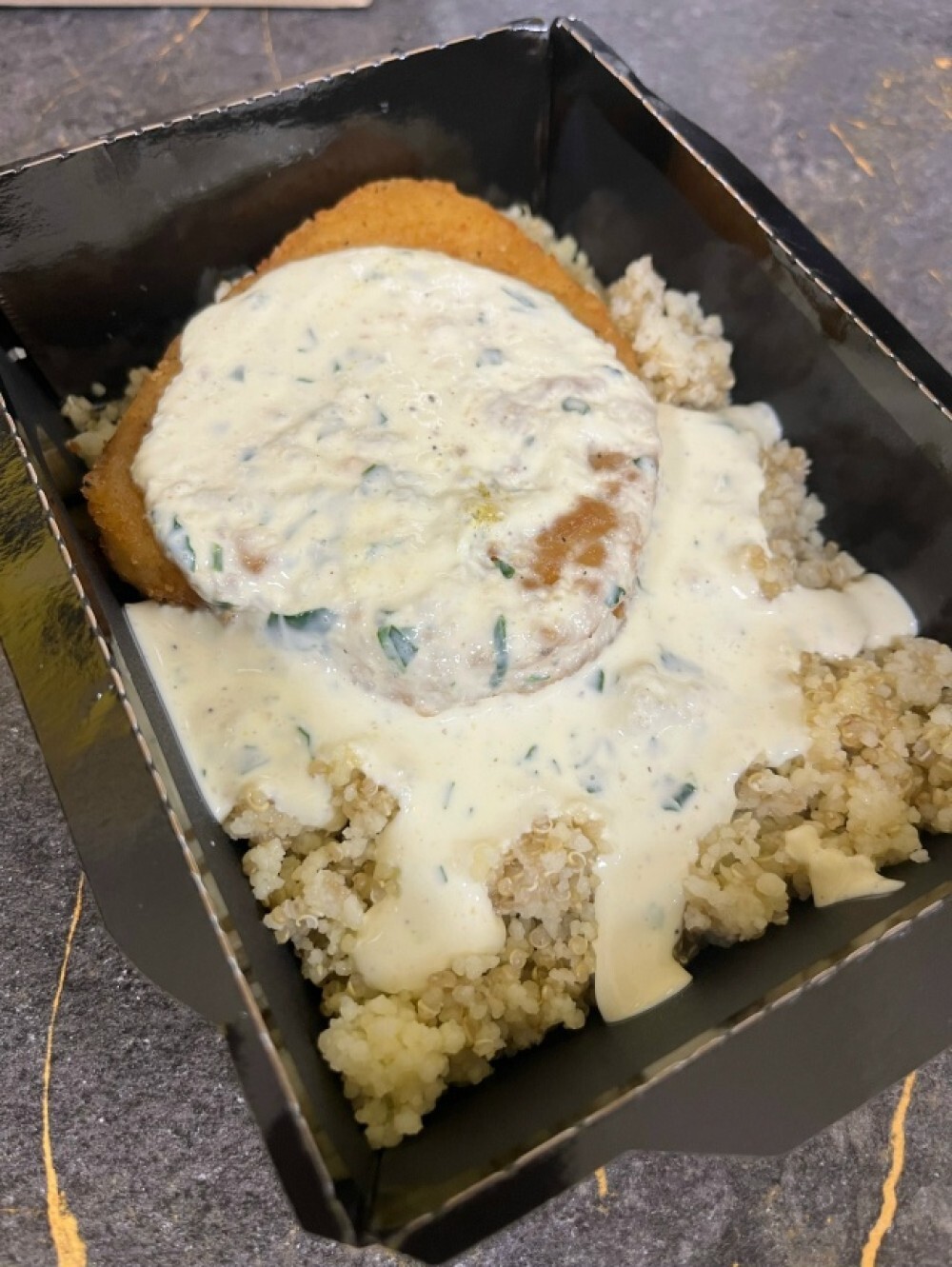 Кус кус с киноа с куриной котлетой в сливочно-шпинатном соусе