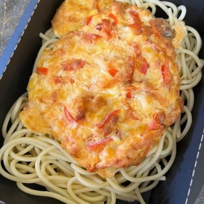 Куриное филе под овощной шапочкой с паприкой со спагетти