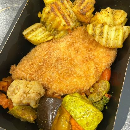 Шницель куриный с печеным картофелем и овощами