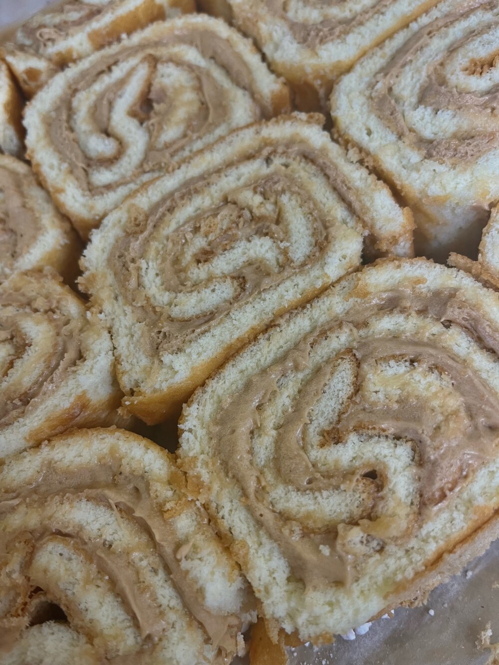 Бисквитный рулет с вареной сгущенкой