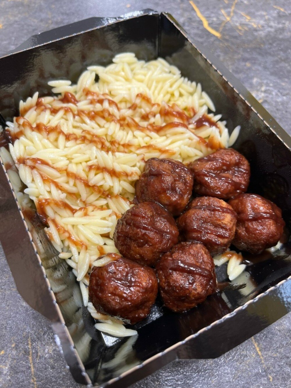 Мясные фрикадельки с ризони в соусе барбекю-кола