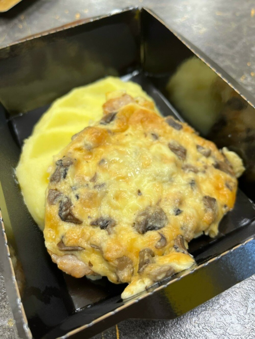 Запеченная свинина под грибной шапочкой с пюре