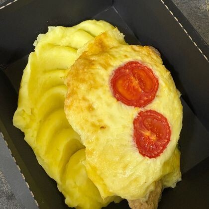 Куриная грудка под сырной шапочкой с помидоркой и пюре