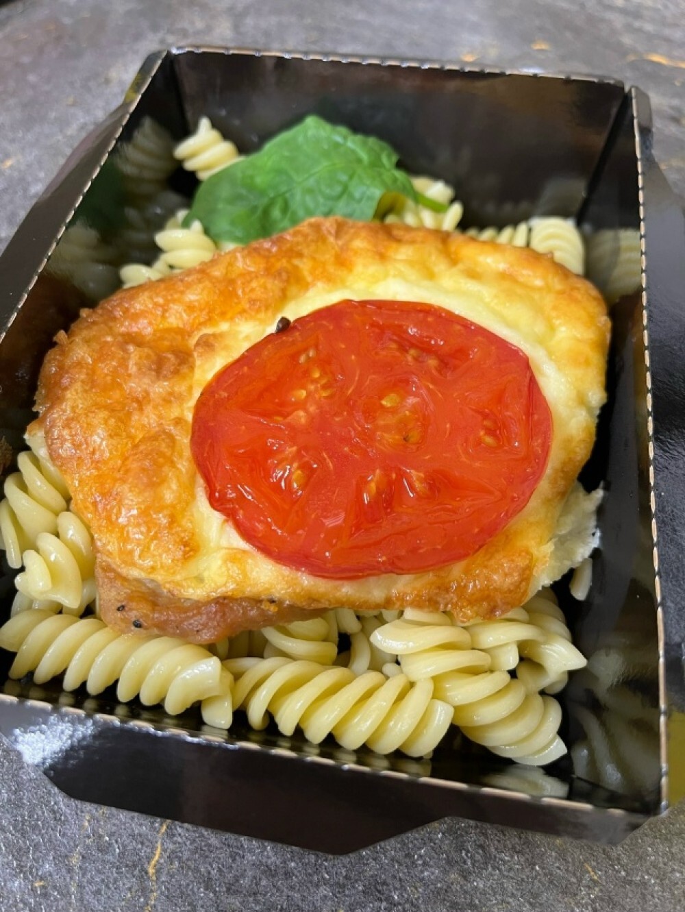 Запеченная свинина под сырной шапочкой с макаронами