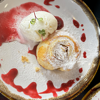 Вишнево-яблочный штрудель с мороженым