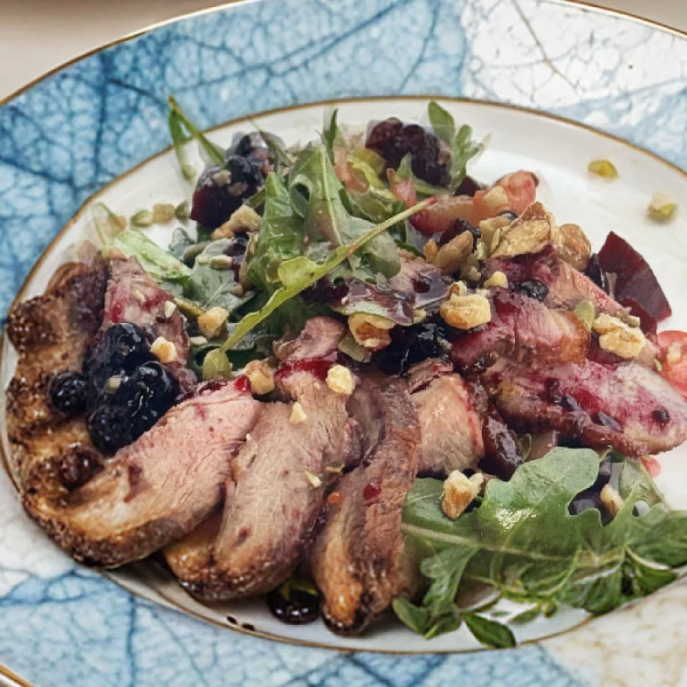 Салат с утиной грудкой и печеной грушей