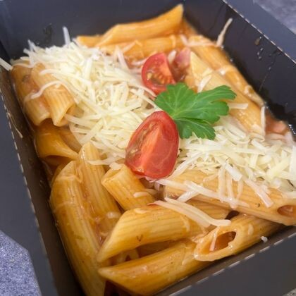 Пенне с ветчиной в томатном соусе с пармезаном