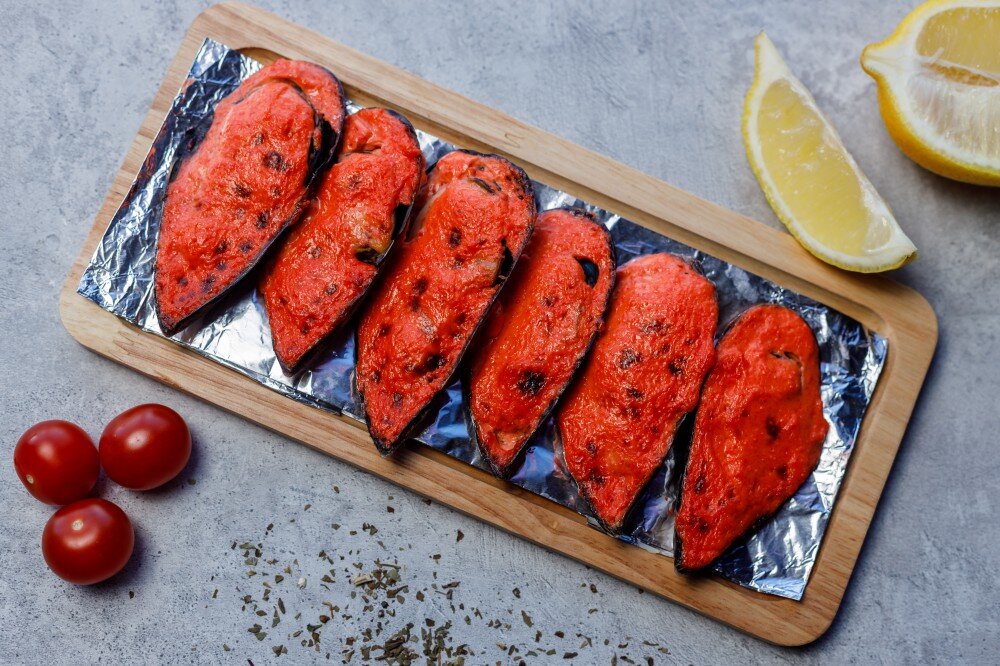 Мидии, запеченные в соусе спайси