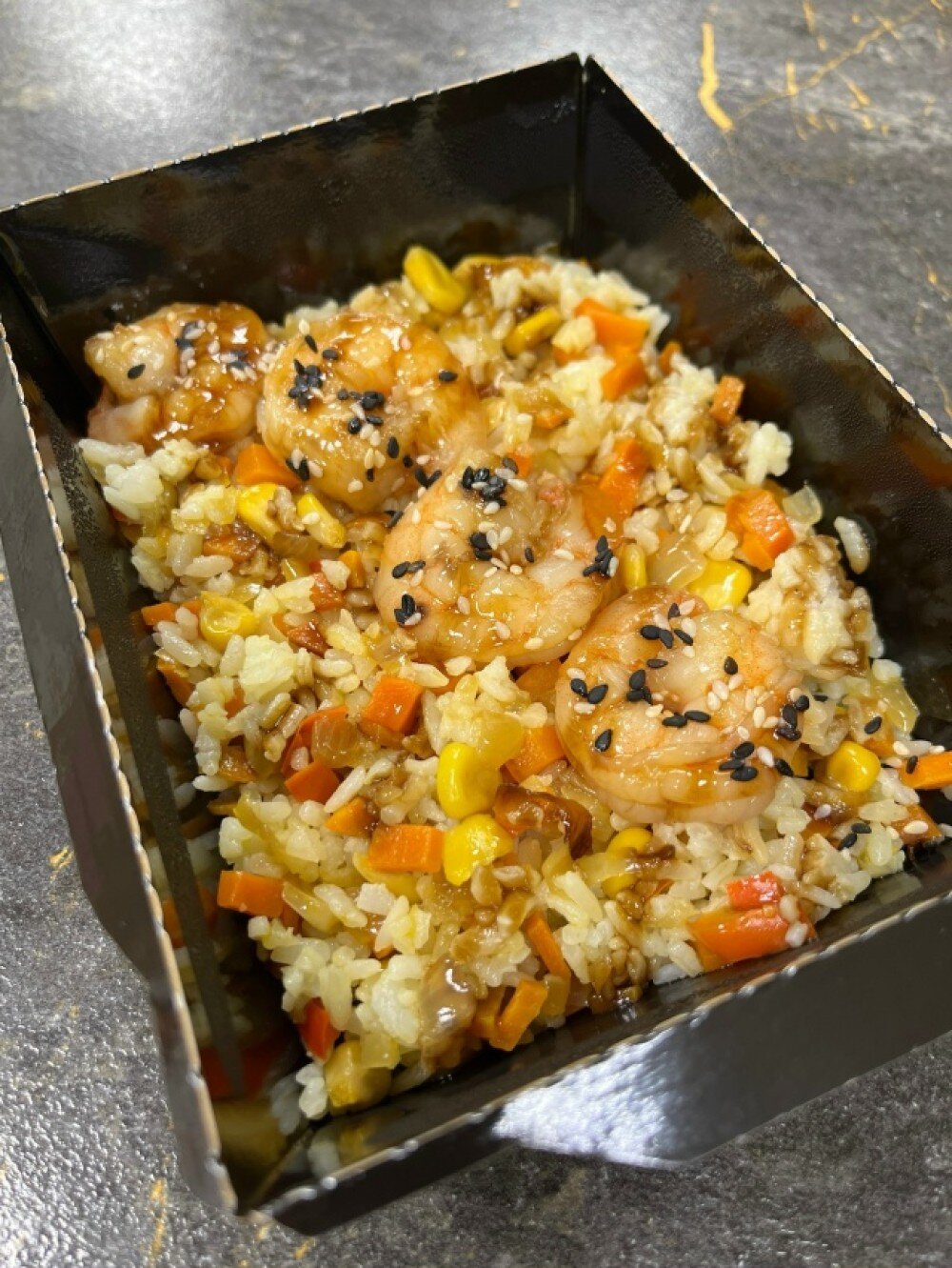 Креветки с рисом и овощами в соусе унаги