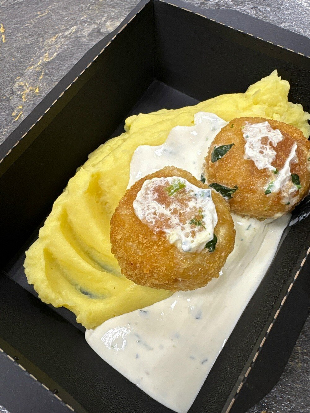 Шарики из судака и форели с пюре и сливочно-шпинатным соусом