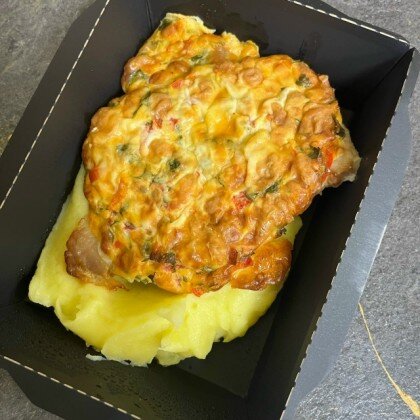 Свинина под овощной шапочкой с картофельным пюре