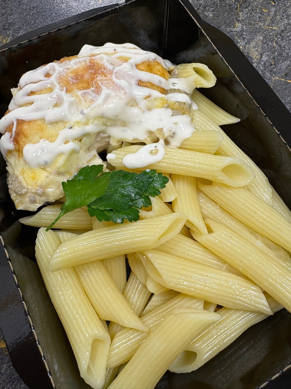 Куриный рулет с грибами под сырной шапочкой с макаронами и чесночным соусом