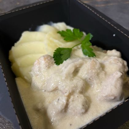 Куриная грудка в сливочно-чесночном соусе с пюре